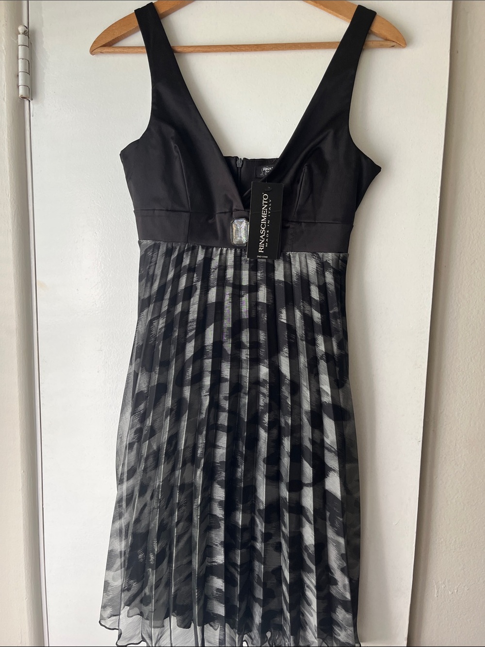 NWT Rinascimento Black Pleated Midi Dress with Subtle Pattern Size Small